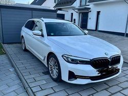 Weiß Gebraucht 2021 BMW 520 Sport Line Kombi | 20.900 € (Fairer Preis)
