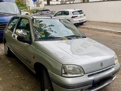 Silber Gebraucht 1997 Renault Clio Campus Limousine | 1.799 €