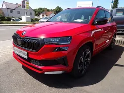 Rot Neu 2025 Skoda Karoq SportLine SUV | 43.990 € (Teuer)