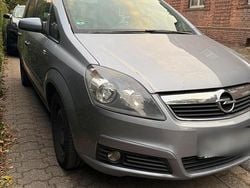 Grau Gebraucht 2007 Opel Zafira Van / Kleinbus | 2.600 € (Fairer Preis)