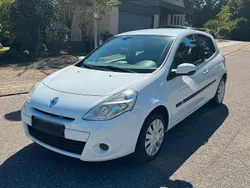 Weiß Gebraucht 2011 Renault Clio II Kleinwagen | 2.490 € (Fairer Preis)
