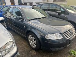 Grau Gebraucht 2002 VW Passat Kleinwagen | 750 € (Superpreis)