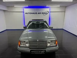 Grau Gebraucht 1990 Mercedes E260 Limousine | 11.999 €