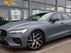 Grau Gebraucht 2022 Volvo S60 R-Design Limousine | 33.333 € (Guter Preis)