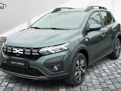 Grün / zedergrün Neu 2025 Dacia Sandero Expression Limousine | 17.470 €