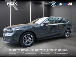 Sophistograu brillanteffekt me Neu 2025 BMW 520 Sport Line Kombi | 50.560 € (Superpreis)