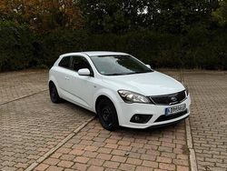 Weiß Gebraucht 2012 Kia Ceed Kleinwagen | 4.900 € (Fairer Preis)