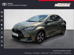 Manganbronze metallic Neu 2025 Toyota Yaris Hybrid Kleinwagen | 26.900 € (Fairer Preis)
