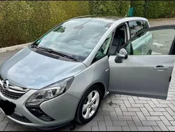 Grau Gebraucht 2014 Opel Zafira Tourer Van / Kleinbus | 8.000 € (Etwas zu teuer)