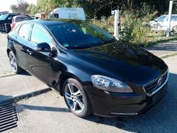 Schwarz Gebraucht 2016 Volvo V40 Momentum Kombi | 6.850 € (Fairer Preis)