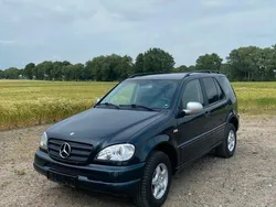 Blau Gebraucht 2001 Mercedes ML320 SUV | 4.650 €