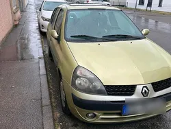 Grün Gebraucht 2003 Renault Clio II Kleinwagen | 900 €