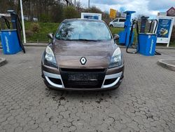 Braun Gebraucht 2011 Renault Scénic III Dynamique Van / Kleinbus | 3.699 € (Etwas zu teuer)