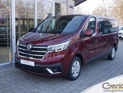 Karmesinrot metallic Gebraucht 2023 Renault Trafic Life Van | 41.900 € (Teuer)