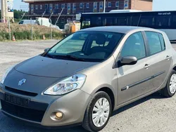 Gold Gebraucht 2011 Renault Clio II Expression Limousine | 4.000 € (Etwas zu teuer)