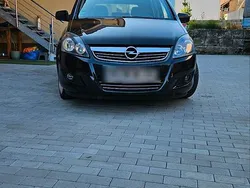 Schwarz Gebraucht 2010 Opel Zafira Van / Kleinbus | 2.500 €