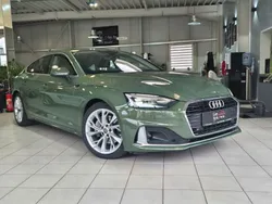 Distriktgrün metallic Gebraucht 2021 Audi A5 Sportback Advanced Limousine | 32.499 € (Etwas zu teuer)
