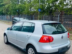 Grau Gebraucht 2006 VW Golf V Kleinwagen | 3.000 €