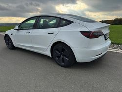 Weiß Gebraucht 2022 Tesla Model 3 RWD Limousine | 27.500 € (Fairer Preis)