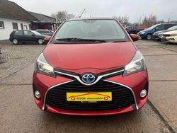 Rot Gebraucht 2015 Toyota Yaris Hybrid Club Limousine | 7.900 € (Etwas zu teuer)