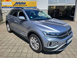 Pyritsilber metallic Gebraucht 2024 VW T-Roc Style SUV | 32.360 € (Etwas zu teuer)