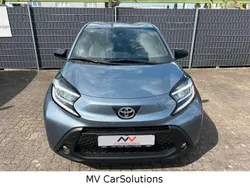 Celestitgrau Gebraucht 2024 Toyota Aygo Active Kleinwagen | 16.800 € (Fairer Preis)