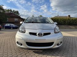 Silber Gebraucht 2009 Toyota Aygo Basis Kleinwagen | 2.300 € (Fairer Preis)