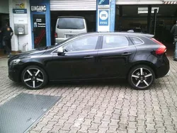 Onyx black / metallic Gebraucht 2015 Volvo V40 Momentum Kombi | 13.700 € (Teuer)