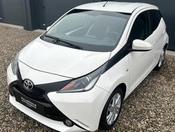 Weiß Gebraucht 2016 Toyota Aygo X-play Kleinwagen | 7.590 € (Fairer Preis)