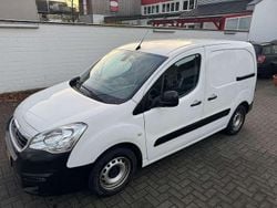 Brilliantweiss Gebraucht 2016 Peugeot Partner Comfort plus Van | 4.830 € (Guter Preis)