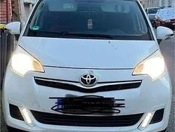 Weiß Gebraucht 2013 Toyota Verso-S Van / Kleinbus | 3.500 € (Superpreis)