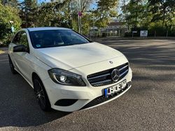 Weiß Gebraucht 2015 Mercedes A180 AMG line Limousine | 13.400 € (Fairer Preis)