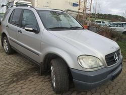 Silber Gebraucht 2002 Mercedes ML320 SUV | 1.390 € (Superpreis)