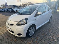 Weiß Gebraucht 2010 Toyota Aygo Cool Kleinwagen | 2.890 € (Etwas zu teuer)