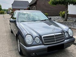Grau Gebraucht 1999 Mercedes E240 Limousine | 5.500 €