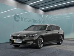 Grau Gebraucht 2024 BMW 520 M Sport Kombi | 52.799 € (Superpreis)