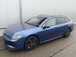 Reefblau metallic Neu 2025 VW Passat R-line Kombi | 49.690 € (Guter Preis)