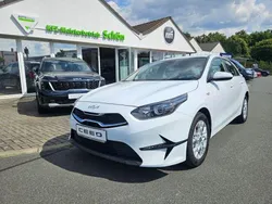 Weiß Neu 2025 Kia Ceed Vision Limousine | 26.890 € (Teuer)