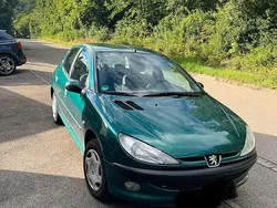 Grün Gebraucht 2001 Peugeot 206 Kleinwagen | 900 € (Fairer Preis)
