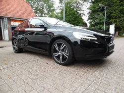 Black solid "stone" / solid Gebraucht 2019 Volvo V40 Momentum Kombi | 19.990 € (Etwas zu teuer)