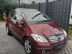 Rot Gebraucht 2010 Mercedes A200 Sport Edition Van / Kleinbus | 11.500 €