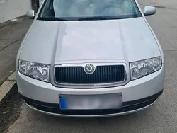 Grau Gebraucht 2004 Skoda Fabia Kleinwagen | 500 €