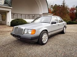 Grau Gebraucht 1987 Mercedes E200 Limousine | 6.800 €