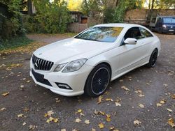 Weiß Gebraucht 2009 Mercedes E250 AMG line Coupé | 7.950 €