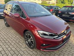 Cranberry red Gebraucht 2018 VW Golf Sportsvan Highline Van / Kleinbus | 18.850 € (Etwas zu teuer)