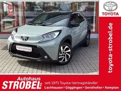 Urban khaki / night sky black Neu 2025 Toyota Aygo Kleinwagen | 18.380 €