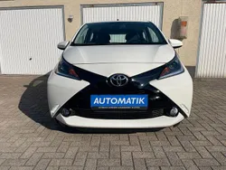 Solid white Gebraucht 2018 Toyota Aygo X-play Kleinwagen | 11.699 € (Fairer Preis)