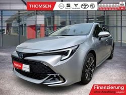 Shimmering silver Gebraucht 2024 Toyota Corolla Team Kombi | 30.990 € (Fairer Preis)