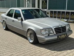 Silber Gebraucht 1993 Mercedes 220 Limousine | 17.900 €