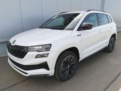 Moonwhite metallic Neu 2025 Skoda Karoq SportLine SUV | 40.140 € (Fairer Preis)